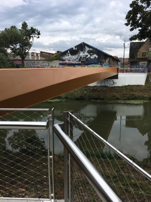 Une nouvelle passerelle pi&eacute;tons-v&eacute;los sur les berges de l'Ill &agrave; Mulhouse