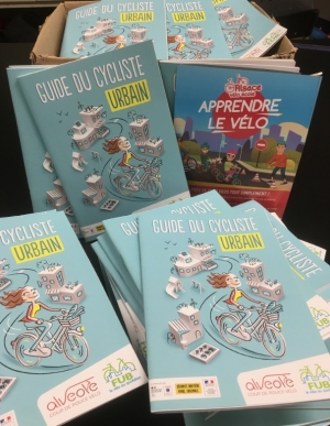 Un exemplaire du "Guide du cycliste urbain" offert pour les visiteurs *(1)