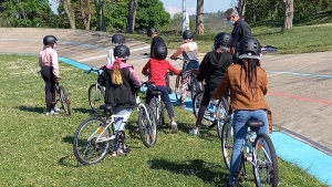 Dans l'Allier, ces &eacute;l&egrave;ves de CM1 passent leur permis de rouler &agrave; v&eacute;lo