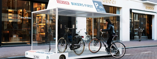 Comment faire plus de place aux vélos dans les rues encombrées par les autos