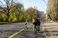 Paris s'inspire de Berlin pour préparer la sortie de crise COVID 19 en augmentant temporairement la taille des  infrastructures cyclables