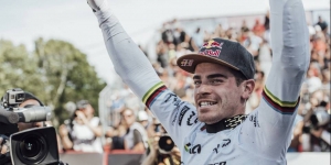 Les pilotes fran&ccedil;ais de descente VTT sur le toit du Monde